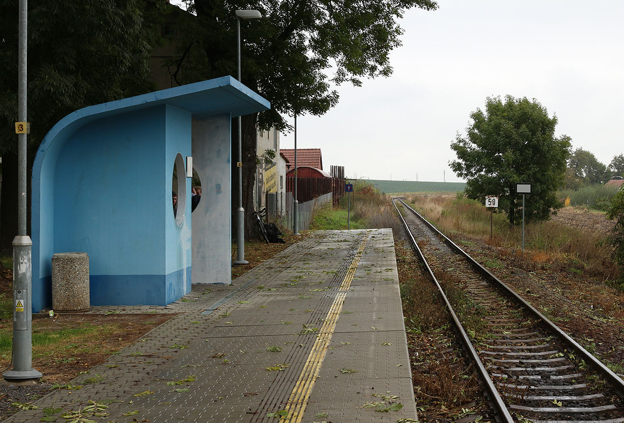 Poněkud neobvyklý betonový přístrešek na zastávce Radim může připomínat třeba dětskou stavebnici nebo ponorku.