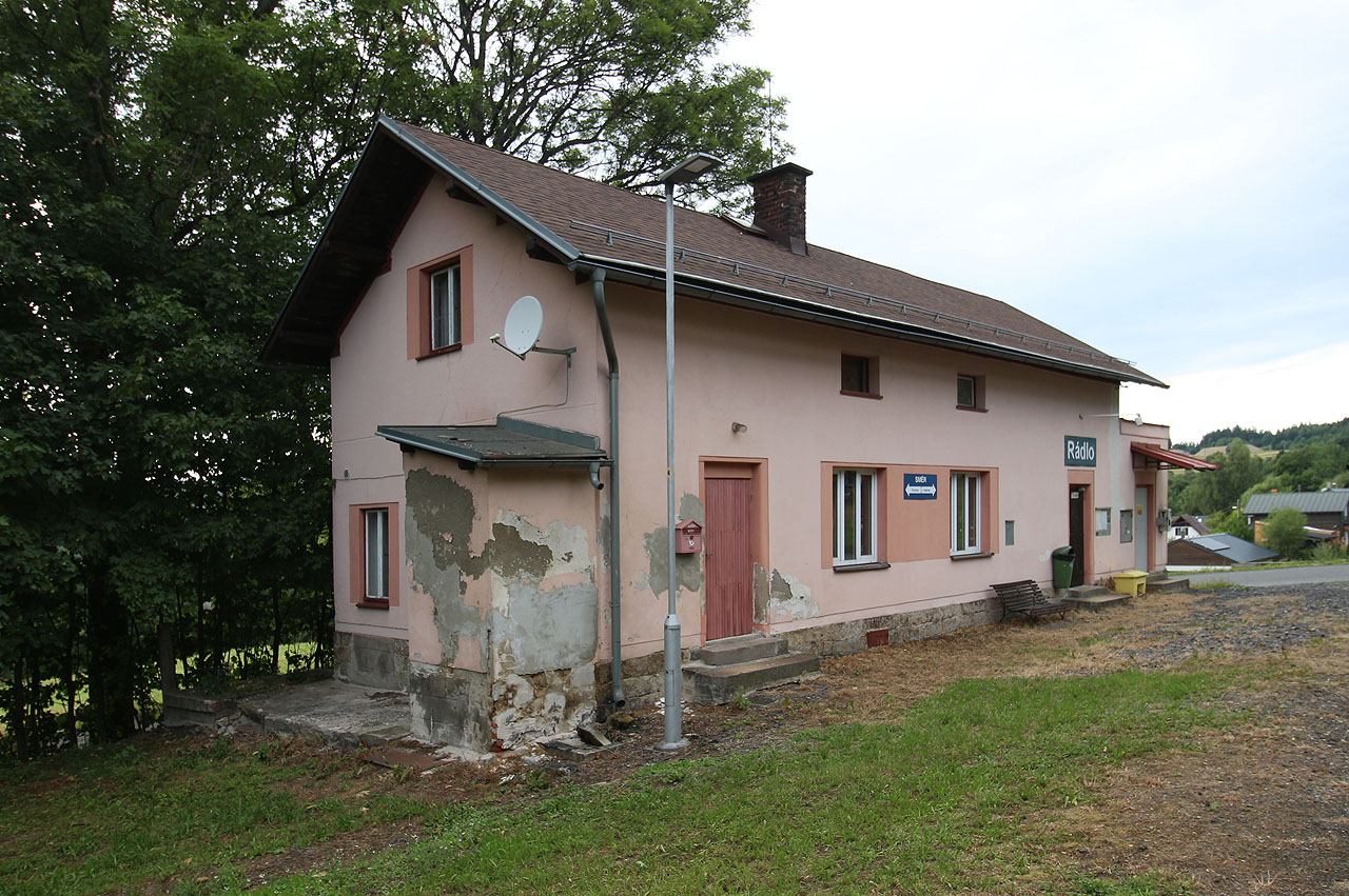 Přistavěný záchod je přístupný pouze zevnitř. Pokud měl někdy dveře zvnějšku, ty už byly dávno zazděny.