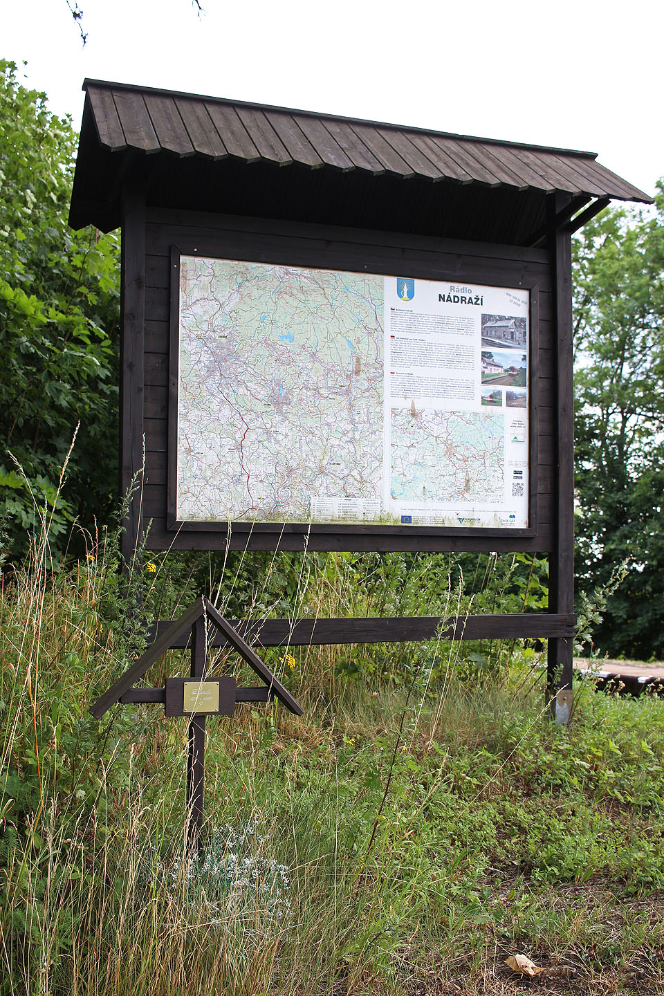 Kromě turistické mapy má zastávka v Rádle i svůj hrob. Nebo přinejmenším pomík Zbyndy, který zde zahynul v roce 1995 ve věku 24 let.