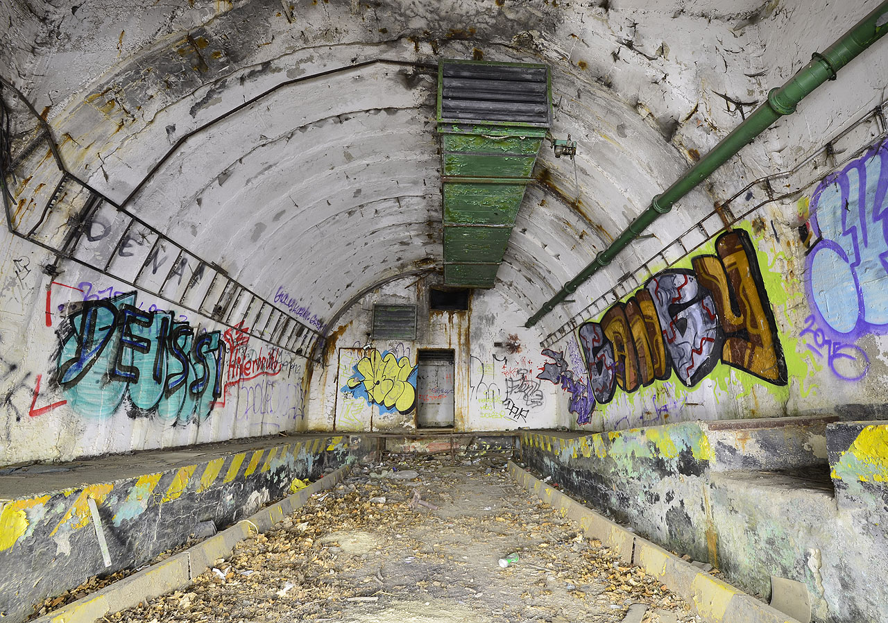 Zaklenuté sklady protileteckých raket nad Bratislavou jsou útočištěm dobrodruhů všeho druhu - dětských part, bezdomovců, sprejerů, hledačů pokladů, vandalů a sběračů všeho možného. Bytelné betonové konstrukce poskytují solidní zázemí a sucho po celý rok.