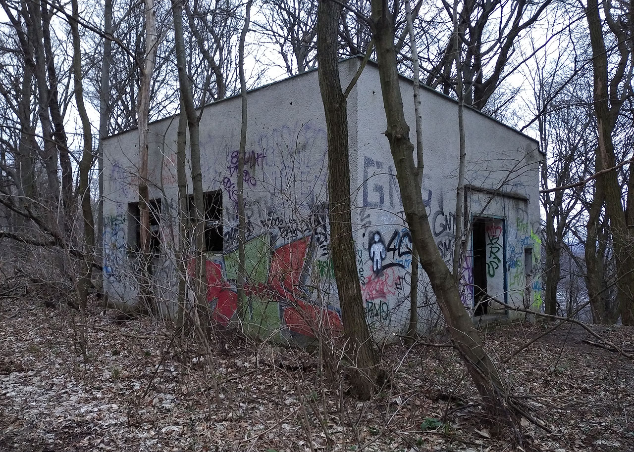 Vracíme se do města, ale po okolí roztroušené předsunuté vojenské objekty nás provázejí ještě hodnou chvíli.