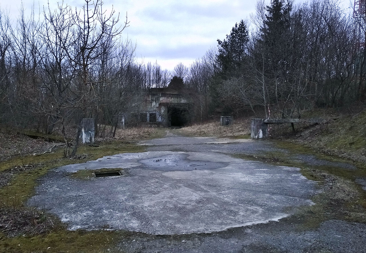 Kruhová betonová plocha byla pravděpodobně palebným postavením pro mobilní odpalovací rampu raket S75, S125 nebo S200.