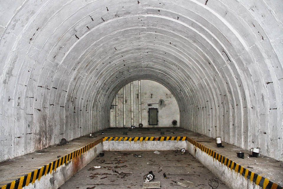 Prázdné podzemní skladiště protileteckých raket v areálu bývalé vojenské základny nad Omicemi.