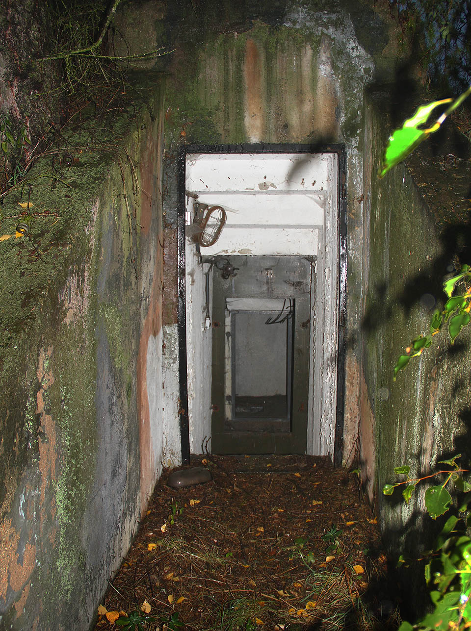 Vstupní dveře jsou prabděpodobně již dávno přetaveny na pluhy pro orbu v mírovém období. Nebo třeba na plechy aut či ocelové kolejnice, jež obepínají svět.