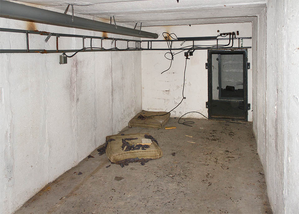 Vybavení jednoho ze dvou obdobných ženijních úkrytů v areálu je poměrně prosté. Dvě matrace prožrané od myší. Co bychom byli za takové suché místečko dali v desítkách propršených nocí kdesi v horách a lesích…