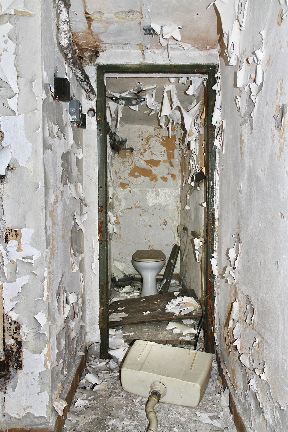 Vše bylo dokonale připraveno na válku, která se naštěstí nikdy nekonala. Nemůžeme se zbavit dojmu, že jsme se dožili jakési vysněné budoucnosti. Co bude po ní, ovšem netušíme.