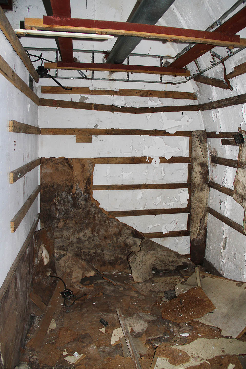 Podobná místa jsou stále dostatečně živým mementem, které ukazuje jak (a mnohem hůř) může naše budoucnost vypadat, když se válka zase stane možnou realitou.