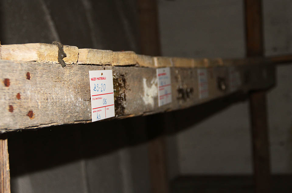 Improvizované police na svorkovnice a další vybavení pro navázání telefonického spojení a přenosu dat po síti v polních podmínkách.