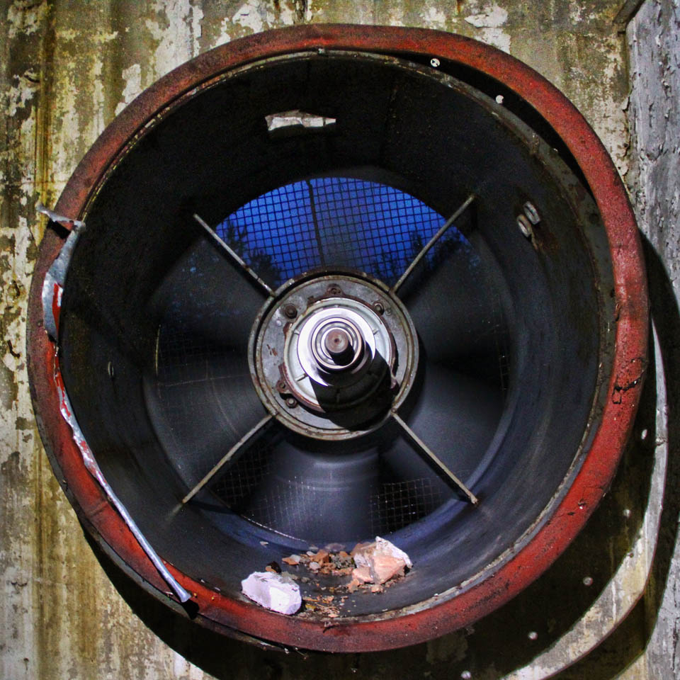 Také zde jsou ložiska v dobrém stavu, stačí ventilátor roztočit a velitelské stanoviště ihned ožije zvukem dávno neslýchaného víření vzduchu.