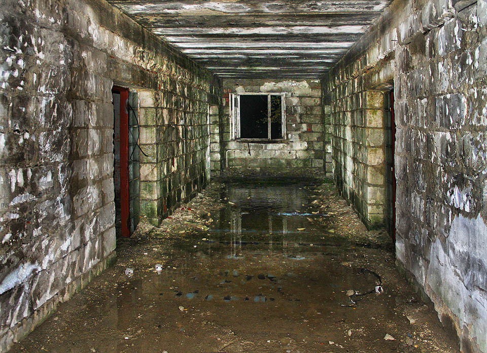 Ani stav nejvyššího patra ubytovací budovy není dobrý. Skrze betonové bloky střechy protéká už přes deset let a voda mrzne na chodbách i ve zdech. Nebude trvat dlouho a budova se začne hroutit.