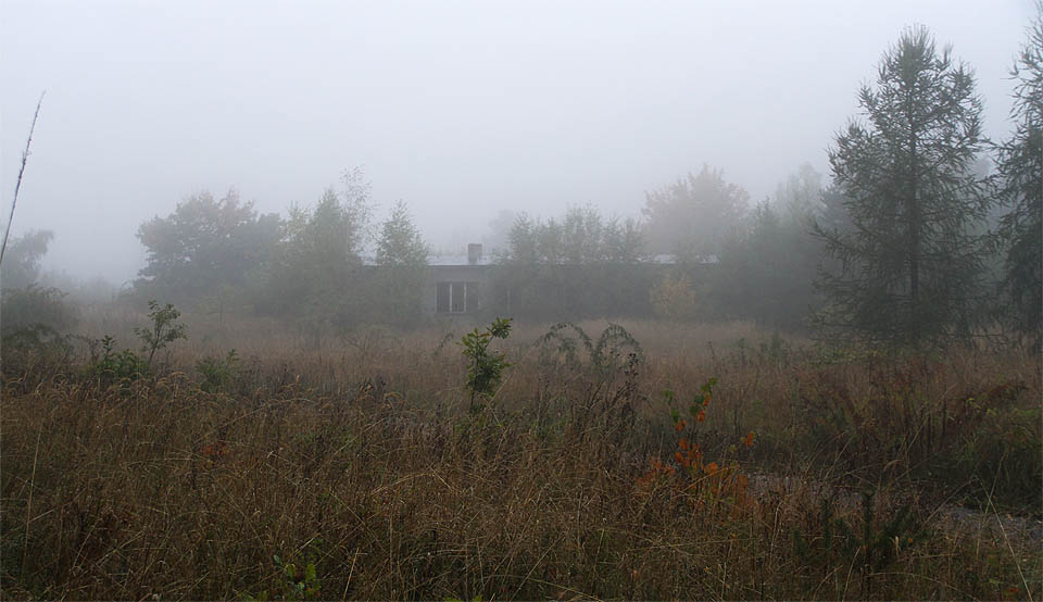 V areálu naplněném mlhou se ale zjevně skrývá víc než jen klamné budovy. Různých objektů jsou tady desítky.