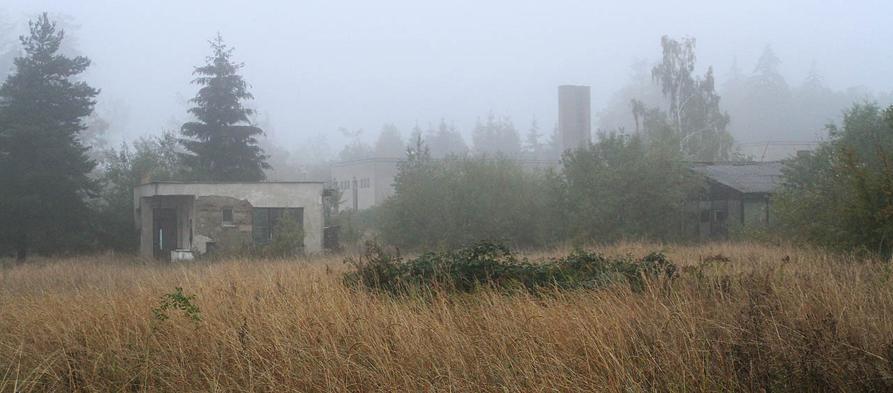 Pohled na roztroušené stavby v administrativní části areálu raketové základny nad Omicemi.