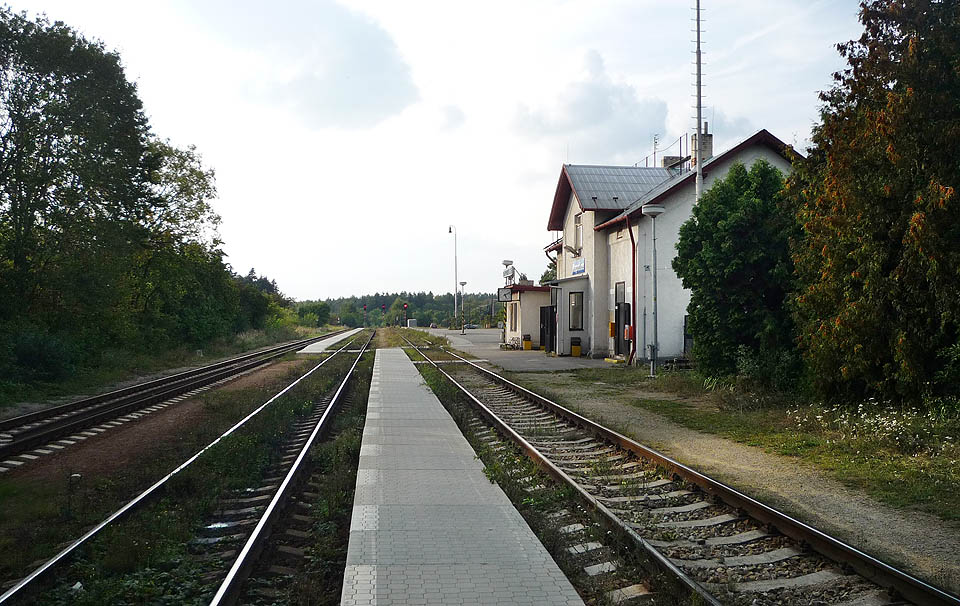 Pohled na stanici Rapotice od východu včetně nového nástupiště vybudovaného po zavedení integrované dopravy Jihomoravského kraje.