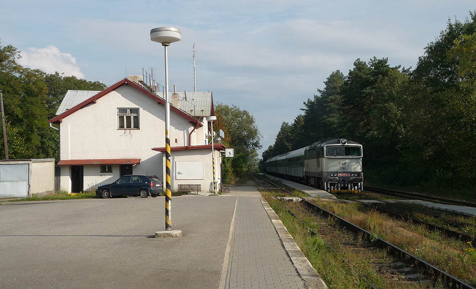 Zpožděný R668 Junák uhání 16. září 2009 na své cestě z <a href="/Tema/Brno hlavní nádraží (žst)">hlavního nádraží v Brně</a> na <a href="/Tema/Plzeň hlavní nádraží (žst)">hlavní nádraží v Plzni</a>.