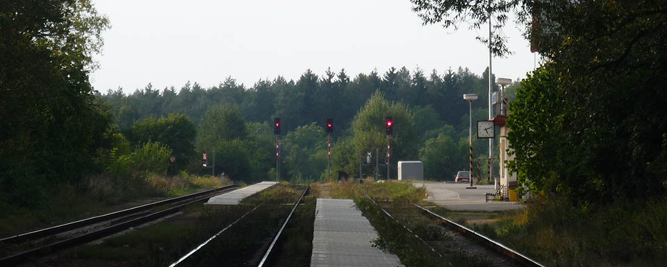 Ospalý večerní pohled na stanici rapotice od východu k západu.