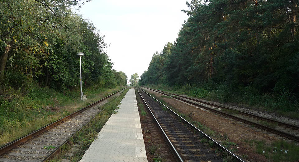 Stanice se nachází ve výšce 481 m n. m. v sedle mezi údolími Sudického potoka a Habřiny. 