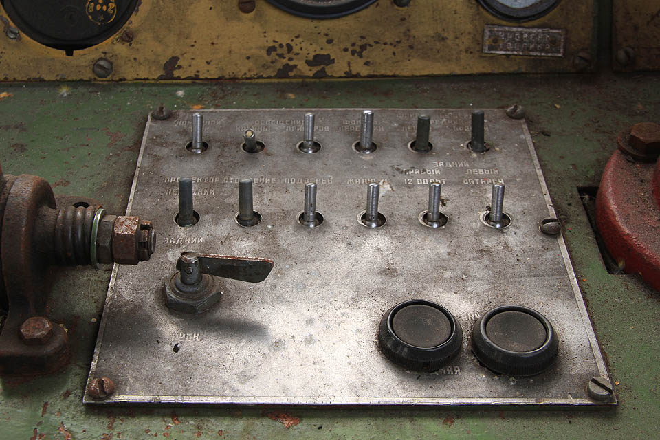 Řízení strojů řady ТУ6А se zdá být jednoduchým. Rozjezd by zřejmě zvládl i něškolený laik se základní znalostí ruštiny.