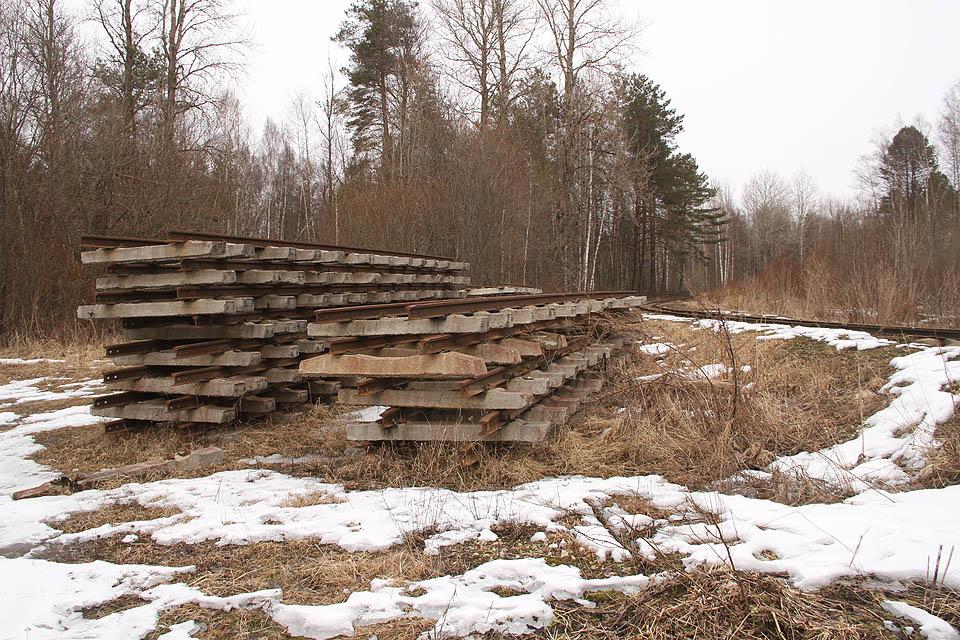 Nově přivezená kolejová pole s betonovými pražci dávají tušit, že zde díky nadšencům železnice ještě neřekla své poslední slovo.