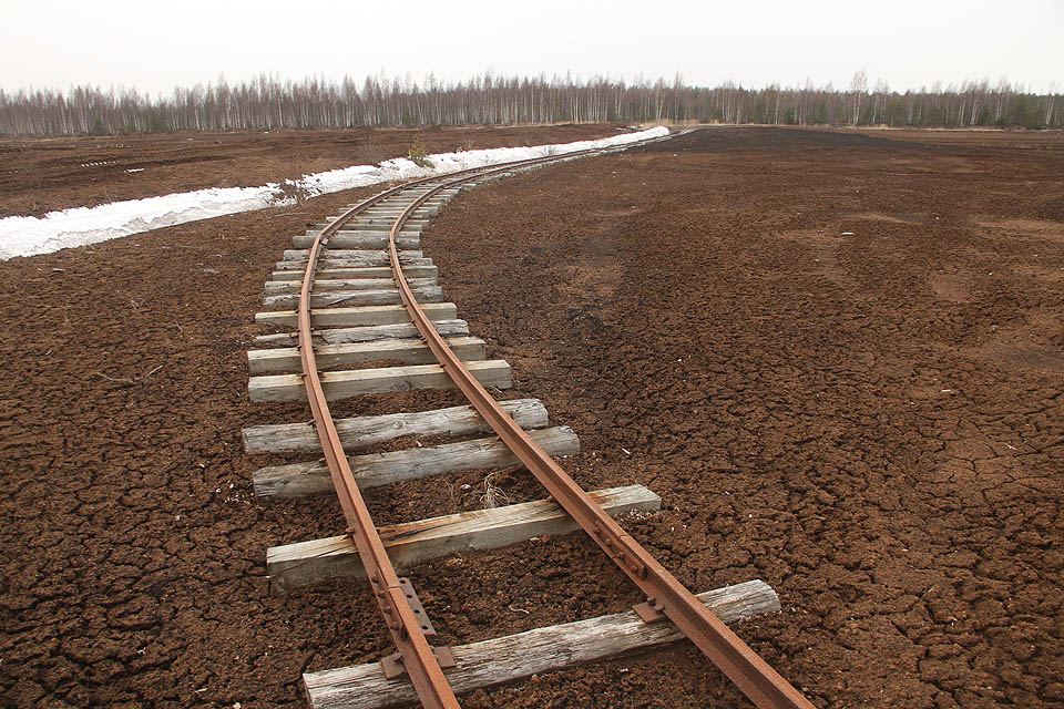 Jednoduchý systém kolejí pokládaných přímo na dno odtěženého lomu umožnoval neustálou obnovu a variabilní uspořádání tratí. Trošku jako modelové kolejiště doma na koberci.