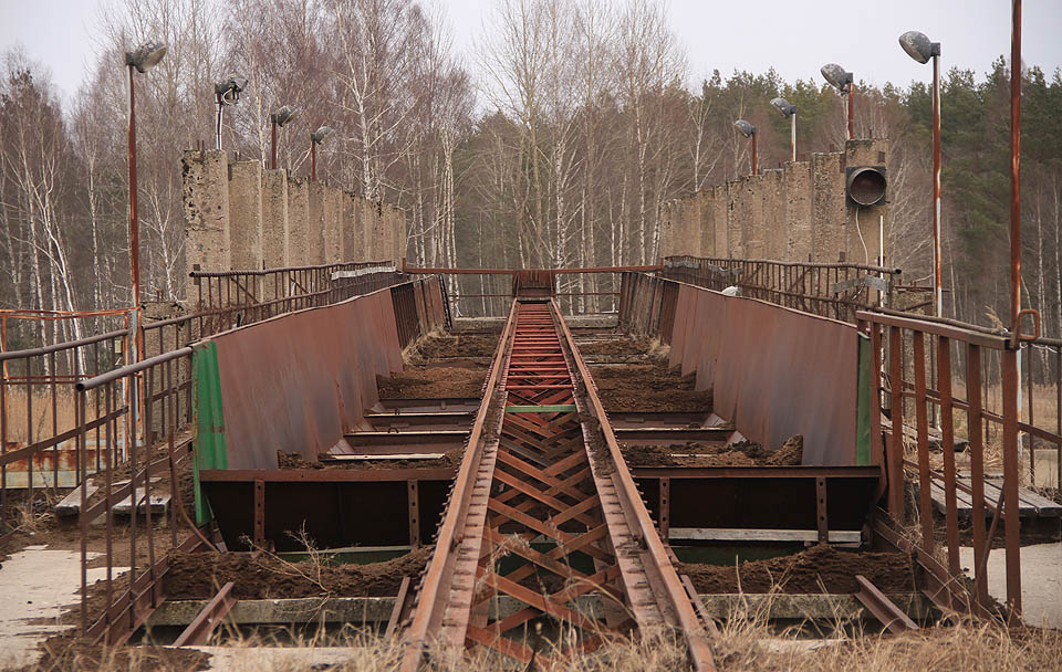 Industriální pohled na zařízení, které vypadá, jako by dělníci odešli včera. Světlo semaforu vyhaslo teprve před nedávnem.