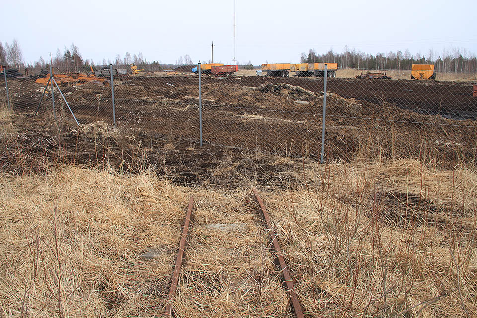 A to je konec. Necitlivě uťatá kolej, za jejímž koncem se nachází centrum těžebních strojů současnosti. Bez výjimky na gumových kolech.