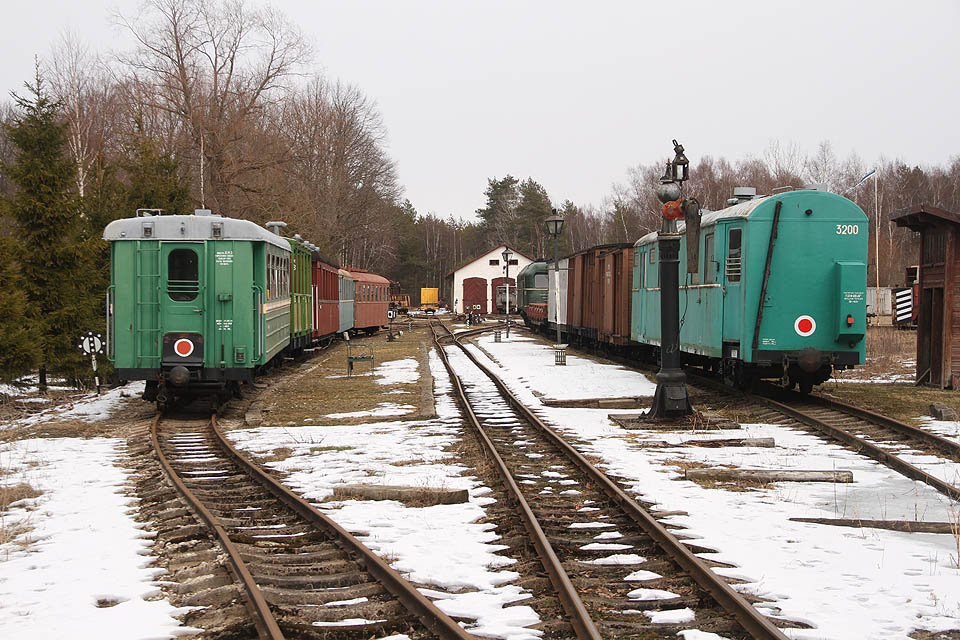 Jak už je smutným osudem podobných muzejí, místní nadšenci nacpali do kolejiště všechny exponáty, které mohli, čímž zmizel původní charakter místa. Jsou tu vodní jeřáby, hříže, lucerny, návěstidla všech typů a hlavně spousta vozidel v důchodovém věku.