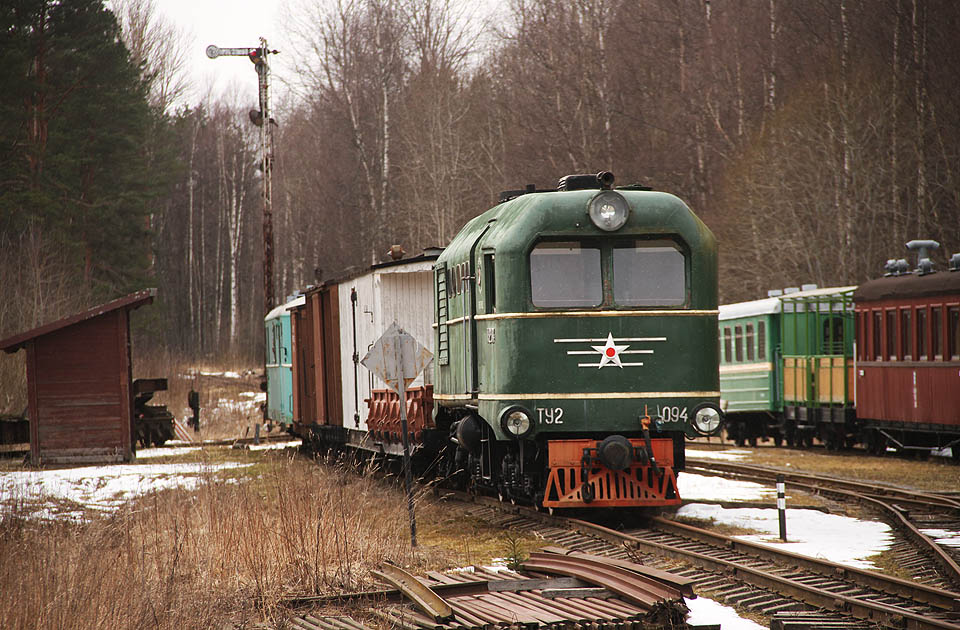 Tmavě zelený nátěr svědčí lokomotivám ТУ2 mnohem lépe než pestré barvy, do kterých bývají haleny na Ukrajině a v Rusku.
