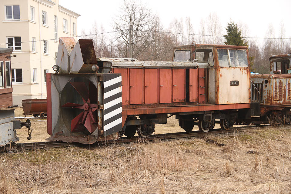 Sněžné pluhy byly zde v severských zemích nepostradatelnou výbavou každé dráhy. Na snímku ТУ7Р-0084 z roku 1985.