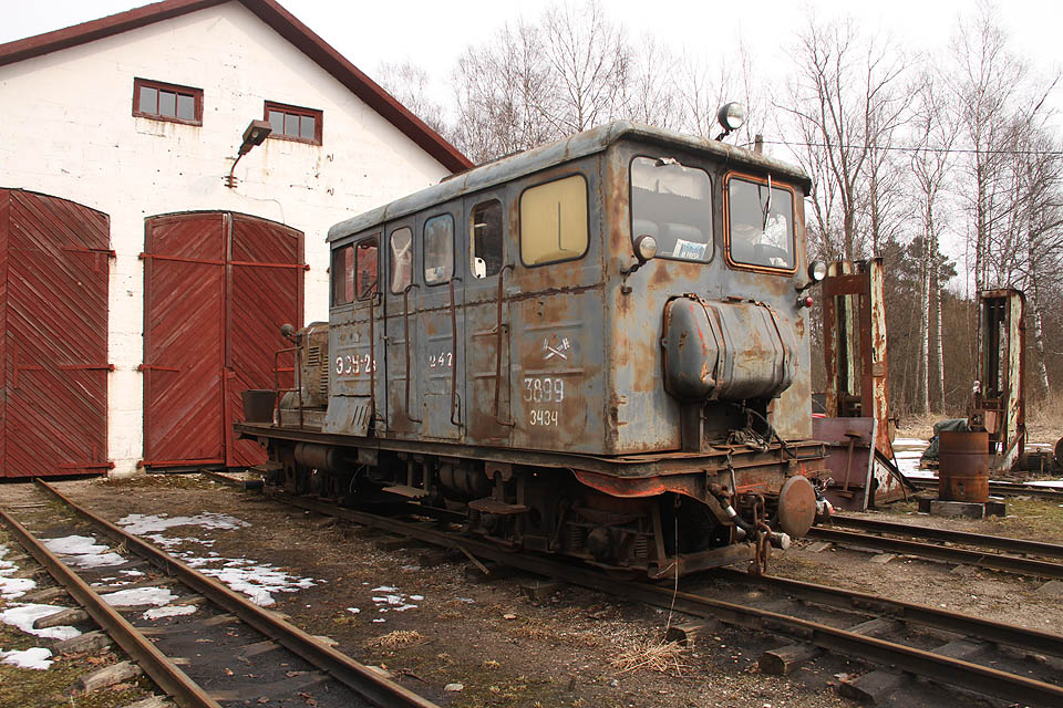 Posunovací lokomotiva, fungující také jako přepravní drezína ЭСУ2А-247 sloužila na <a href="/Tema/Rašelinová dráha v Tootsi">dráze v Tootsi</a> od svého zrození v roce 1978. V Lavassare je tento stroj jako jeden z mála v provozu i v zimě.