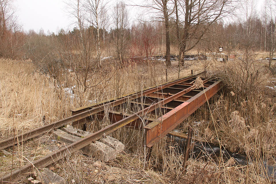 Síť úzkokolejek v okolí Lavassaare byla skutečně rozsáhlá, spletitá a navíc proměnlivá. Někdejší spojka z původní výtopny k jedné ze zrušených páteřních tratí v dolech dnes nesmyslně končí v zahrádce hned za mostem přes odvodňovací kanál z rašelinišť.