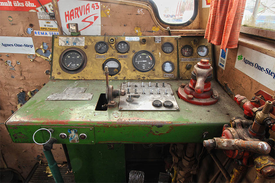 Pracoviště strojvedoucího je až funkcionalisticky krásné. Kromě autentické výzdoby není na řídícím pultu vůbec nic přebytečného.