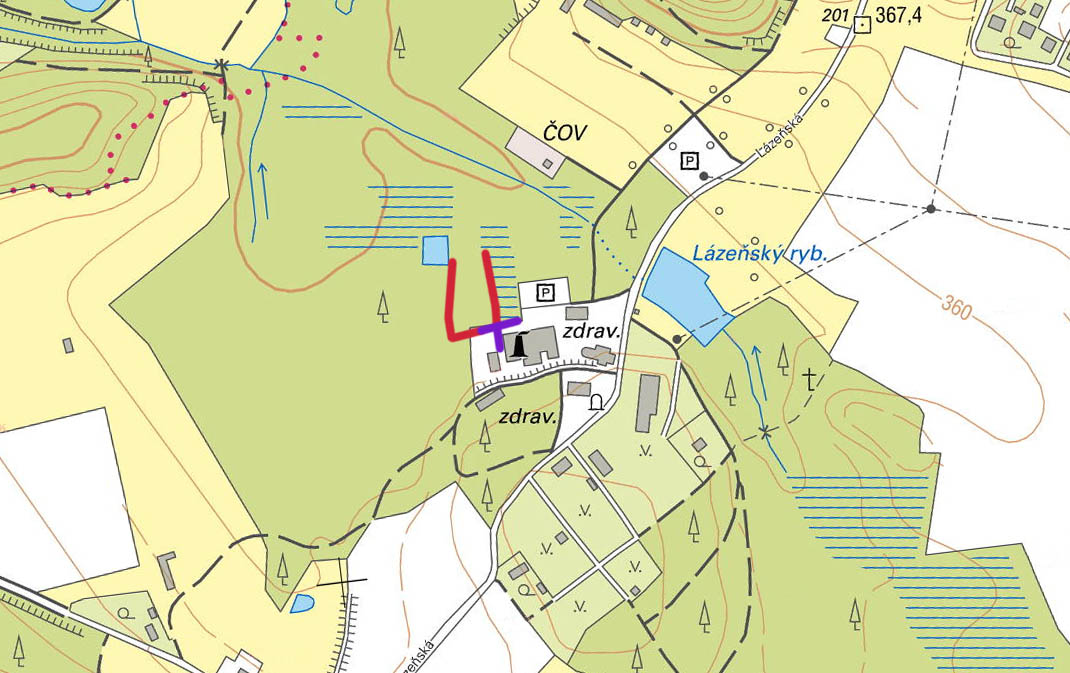 Předpokládaný rozsah sítě drážky z Lázní Kundratic k rašeliništím. Fialovou barvou je vyznačen rozsah sítě v roce 2018, červeně předpokládané (neověřené) zrušené větve úzkokolejky. Dvě točny se nacházely v místech pravoúhlých zalomení (křížení) kolejí.