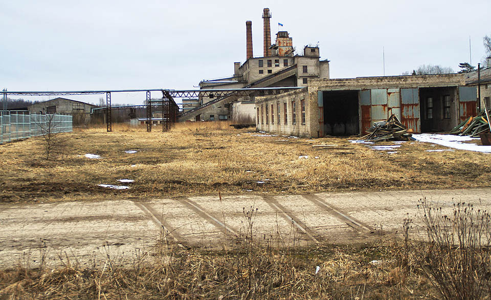 Zde se nacházela hlavní část tootsijské stanice. Koleje se táhly doleva až za nově postavený plot a doprava skrz miniaturní remízu a dílny. Zde se nacházela hlavní část tootsijské stanice. Koleje se táhly doleva až za nově postavený plot a doprava skrz miniaturní remízu a dílny.