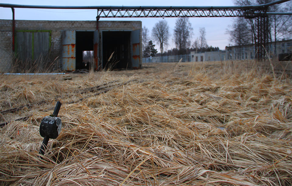 Z postapokalyptické trávy se klube závaží úzkokolejné výhybky, kterou už zřejmě nikdy nikdo nepřehodí. Z postapokalyptické trávy se klube závaží úzkokolejné výhybky, kterou už zřejmě nikdy nikdo nepřehodí.