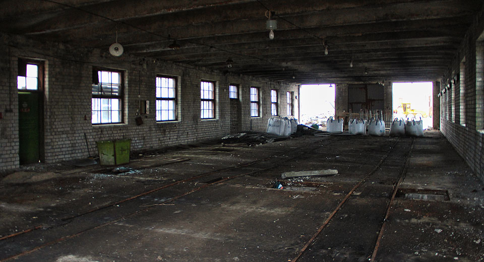 Železniční dílny zřejmě najdou jiné využití, zatím zde probíhá demolice nepotřebných částí a skromný úklid. Železniční dílny zřejmě najdou jiné využití, zatím zde probíhá demolice nepotřebných částí a skromný úklid.