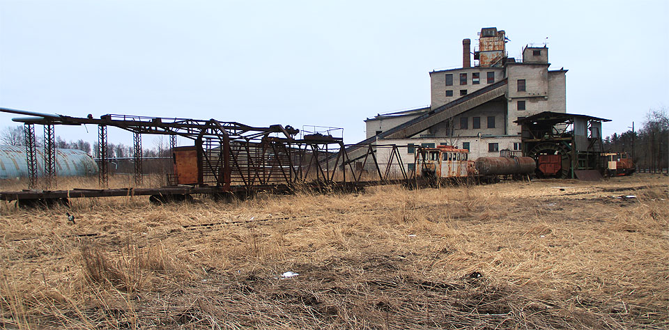 Zátiší s vozem pro vytrhávání kolejnic, opuštěnou továrnou a rezivějícími vozidly je skutečně tiché. Zátiší s vozem pro vytrhávání kolejnic, opuštěnou továrnou a rezivějícími vozidly je skutečně tiché.