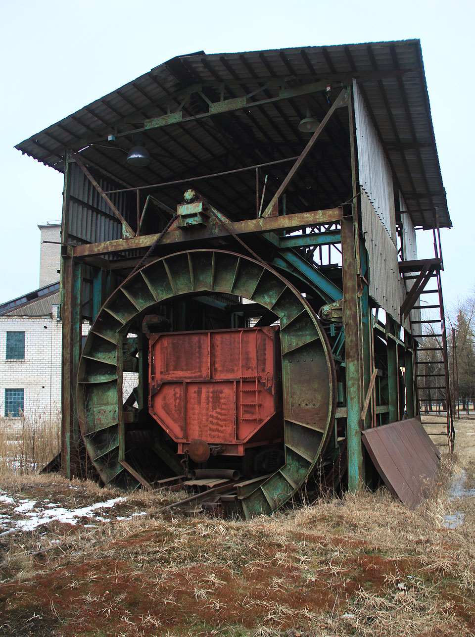 Rotační výklopník dovedl otáčet celé vozy s rašelinou vzhůru nohama. Podobně jako třeba <a href="/index.php?stranka=obrazek.php&obr=Temata/Vlecka_recany_nad_labem_elektrarna_chvaletice/vlecka_recany_nad_labem_elektrarna_chvaletice_3.jpg">výklopník na uhlí ve Chvaleticích</a>.