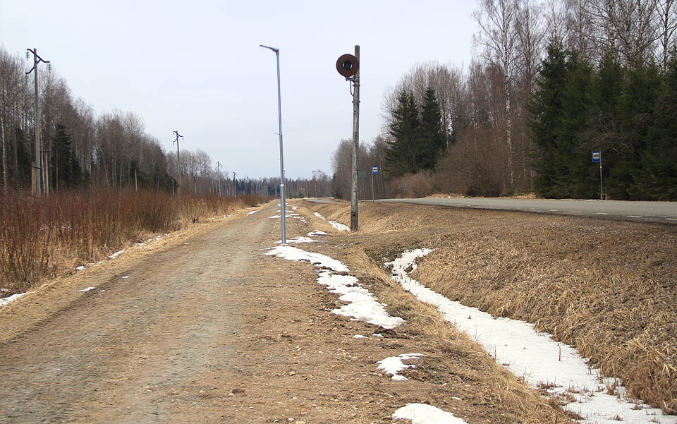 Také původní úzkorozchodná a později naopak širokorozchodná vlečka ke <a href="/Tema/Tootsi (žst)">stanici v Tootsi</a> vzala za své. Semafor dnes stojí u terénní cyklostezky. Také původní úzkorozchodná a později naopak širokorozchodná vlečka ke <a href="/Tema/Tootsi (žst)">stanici v Tootsi</a> vzala za své. Semafor dnes stojí u terénní cyklostezky.