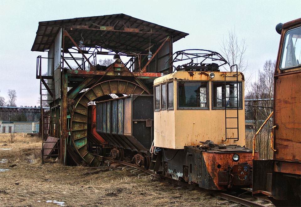Pitoreskní elektrická lokomotiva К14 z Alexandrovska posunovala v areálu závodu s vagóny s rašelinou. V současnosti stojí s adalšími vozidly, jejichž osud je najistý, na jedné ze zbývajícíh kolejí u opuštěné budovy závodu. Pitoreskní elektrická lokomotiva К14 z Alexandrovska posunovala v areálu závodu s vagóny s rašelinou. V současnosti stojí s adalšími vozidly, jejichž osud je najistý, na jedné ze zbývajícíh kolejí u opuštěné budovy závodu.