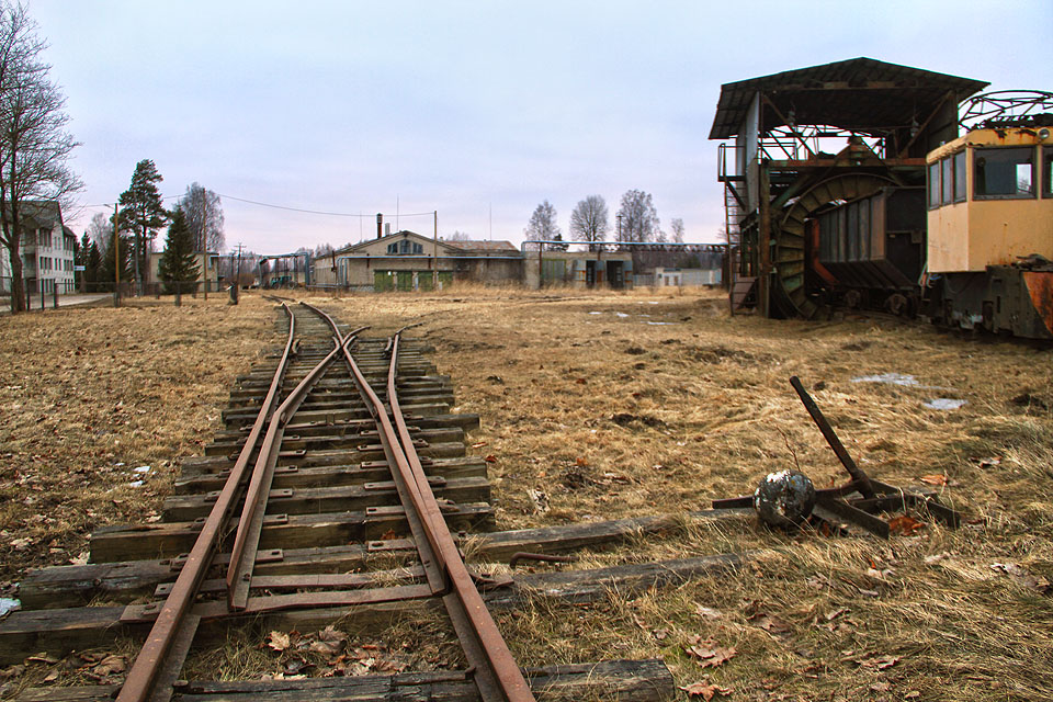 Za rozbřesku se vydáváme prozkoumat skromnou síť kolejí, která zbyla z rozsáhlé nákladové stanice v areálu závodu na výrobu rašelinových briket. Za rozbřesku se vydáváme prozkoumat skromnou síť kolejí, která zbyla z rozsáhlé nákladové stanice v areálu závodu na výrobu rašelinových briket.