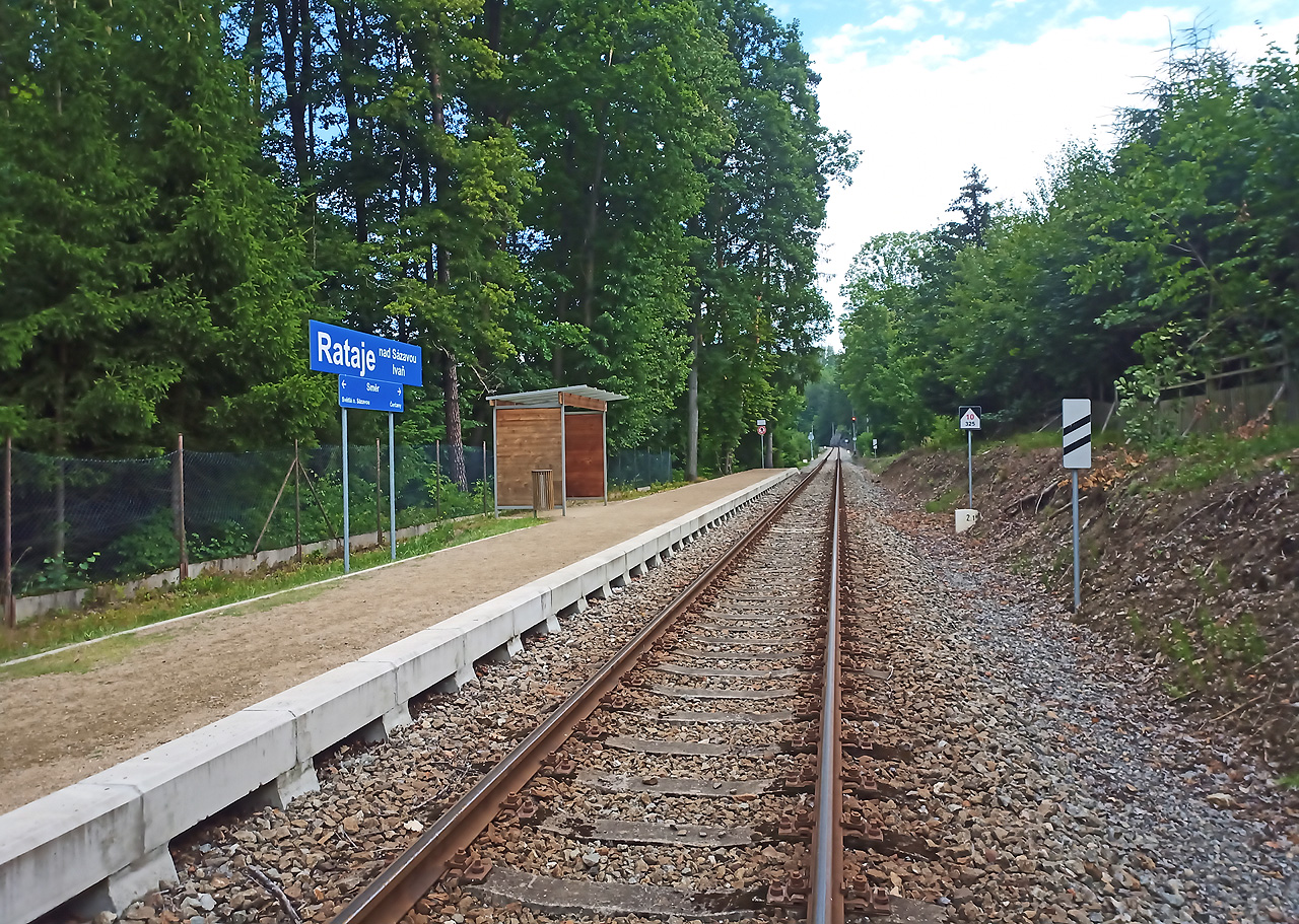 Pohled na zastávku v Ivani od jihozápadu (ve směru na <a href="/Tema/Rataje nad Sázavou zastávka (žzast v obvodu žst)">Rataje</a>).