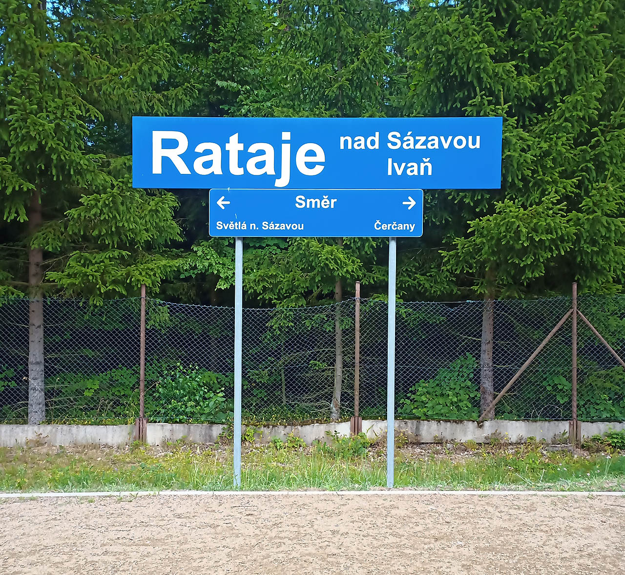 Zastávka leží na <a href="/Tema/Železniční trať Čerčany – Světlá nad Sázavou">trati č. 212 Čerčany – Světlá nad Sázavou</a>.