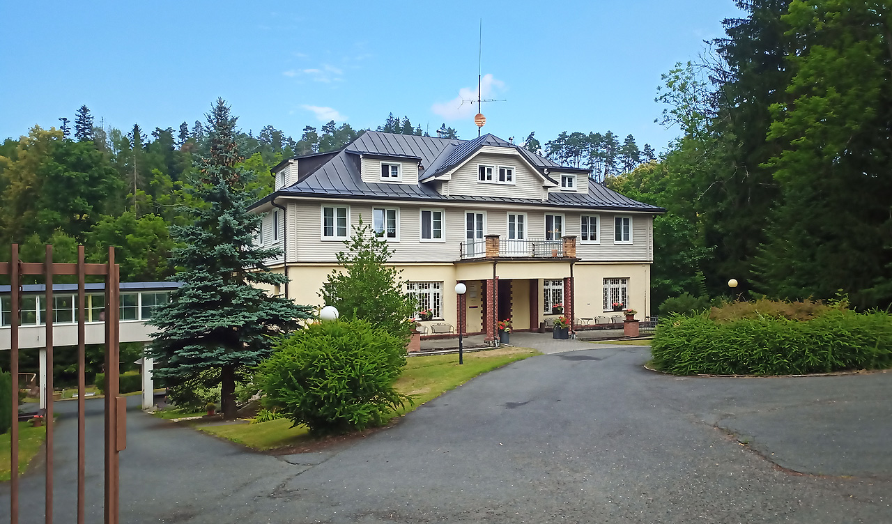 Nejdůležitějším objektem, kterému zastávka slouží, je bezprostředně u zastávky ležící Domov Iváň (narozdíl od názvu zastávky s dlouhým Í). S určiou mírou nadsázky tak lze tvrdit, že jde o jediný domov důchodců s vlastním nástupištěm.