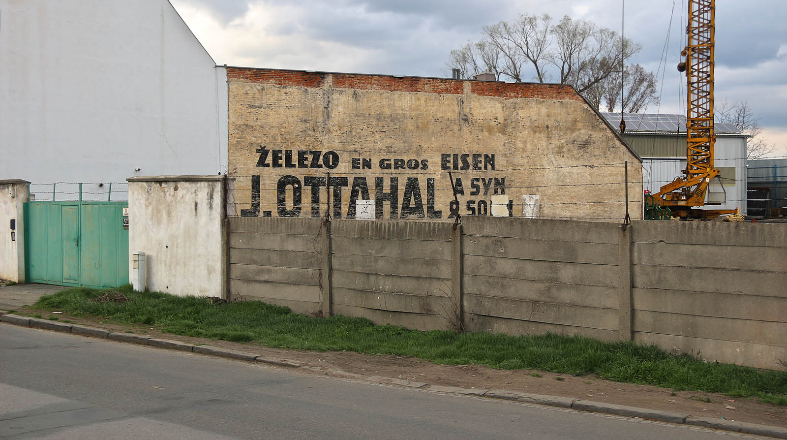 Reklama firmy Ottahal na Vodařské ulici