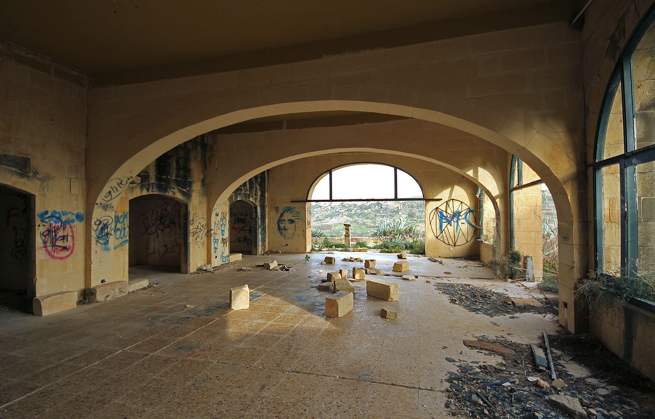 Kupodivu nelze maltským stavbám vytknout ani typický neduh architektury převážně muslimských zemí - tedy přehnanou konzervativnost, známou třeba z Turecka, kde vypadají budovy už tisíc let pořád stejně. Stavby jsou originální a přesto neuráží svojí extravagancí.