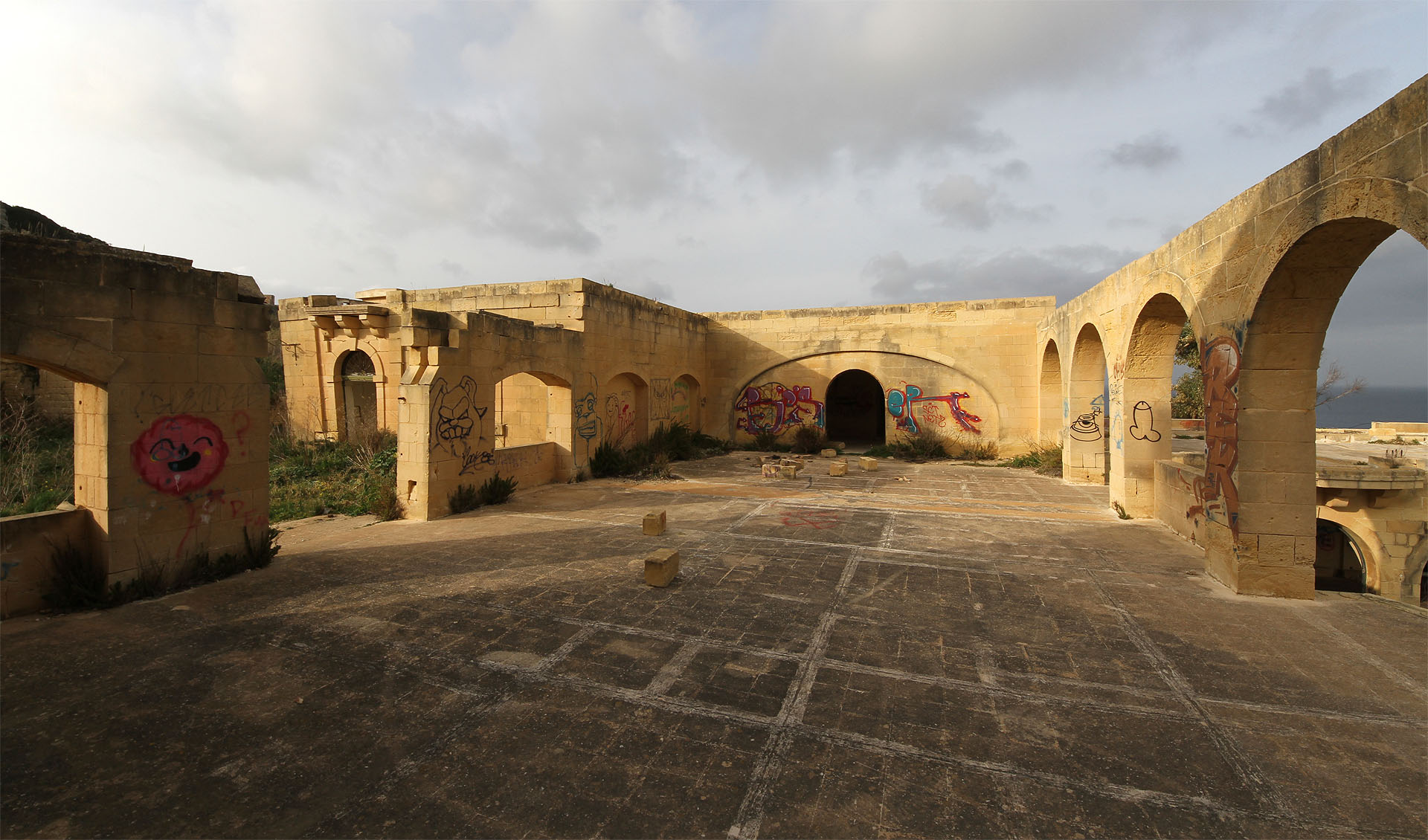 Chvíli si tu člověk připadá jako v ruinách antického chrámu, chvíli jako před nádražním viaduktem v Sydney.