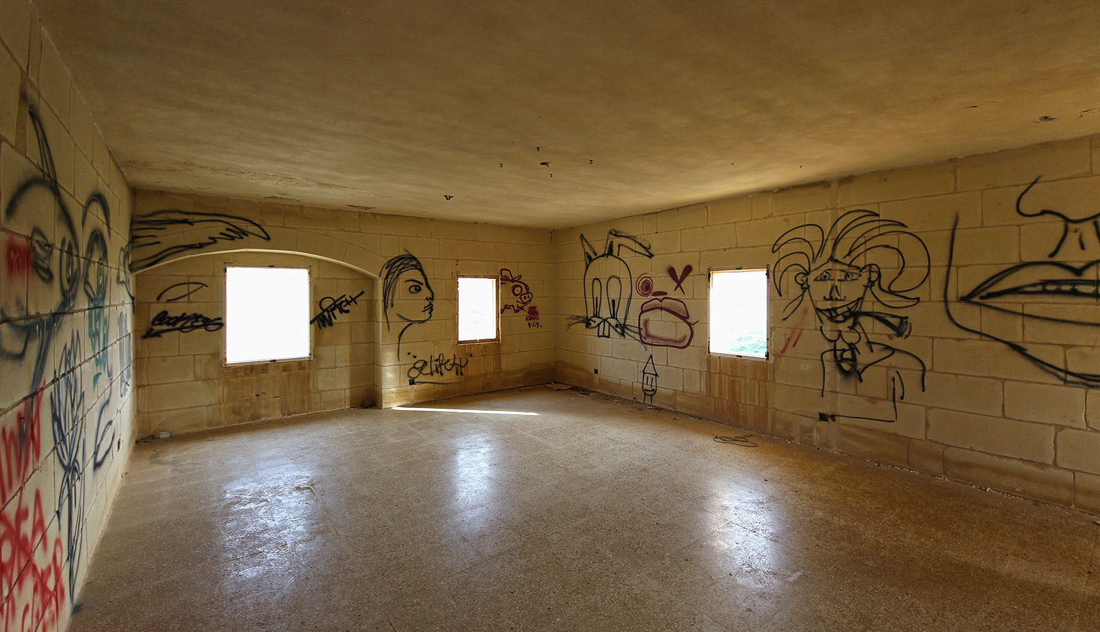 Jedna z místností v nejvyšším podlaží. Není tu nic ale měly tu být zřejmě pokoje pro hosty.