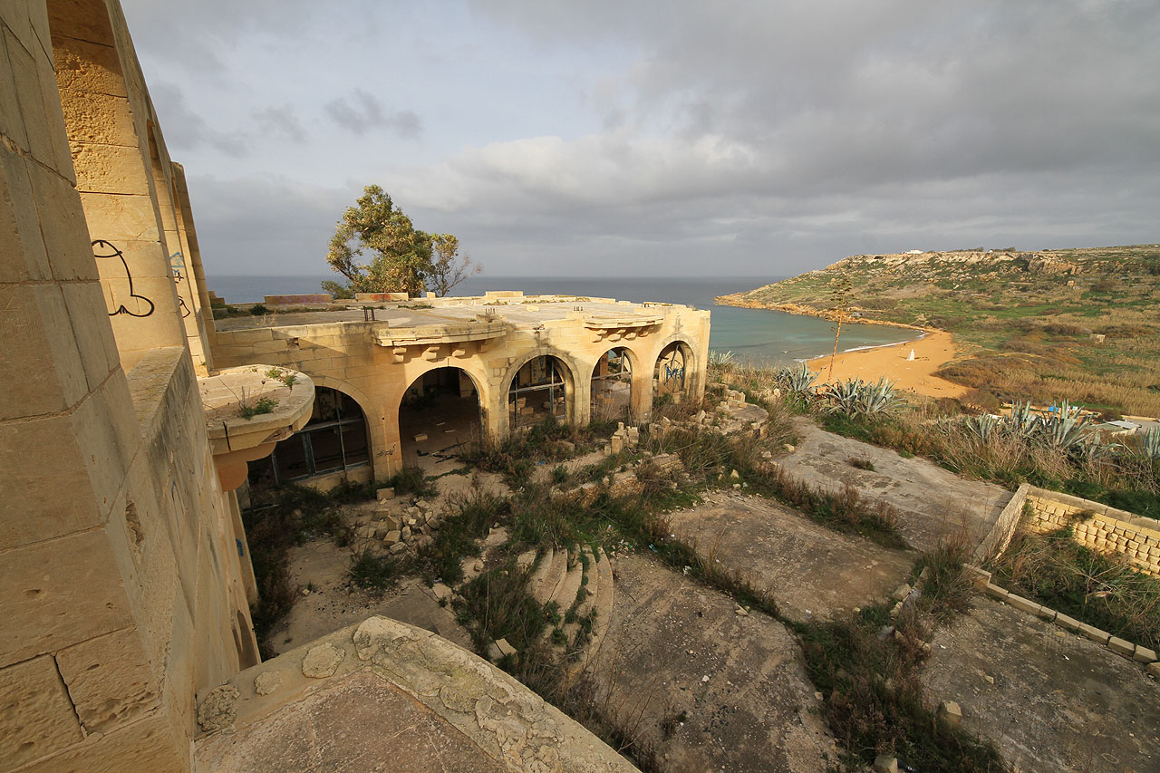 Výhled na neuzavřené atrium a bazén, u kterého se měla nacházet fontána s vodotryskem.