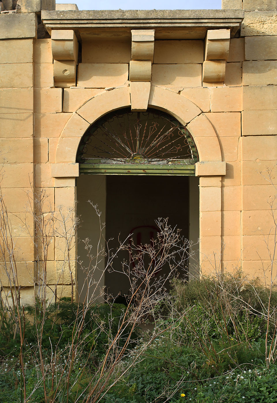 Na zdi u vstupu do kuchyně je jasně vidět neblahý vliv nestavilního podloží na stavbu v tradičním maltském stylu - paradoxne bez malty. Stěny běžně drží pohormadě jen díky naprosto přesnému opracování a vlastní váze vápencových bloků, případně s velmi tenkou vrstvičkou pojiva.