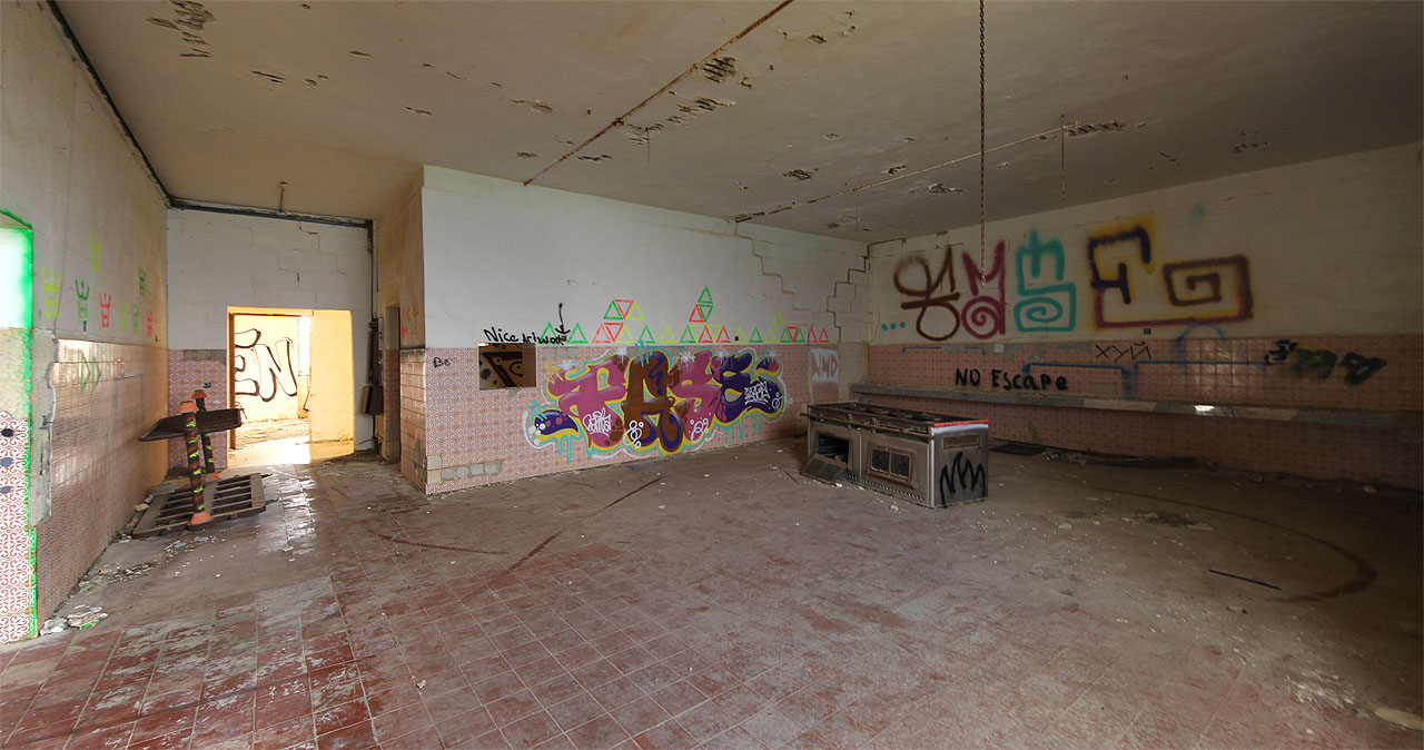 Bývalá kuchyně restaurace. Údajně tu vařili jen pro několik svatebních hostin, než se daly budovy do pohybu. V koutě za sporákem je dobře vidět pukliny v kamenných zdech.